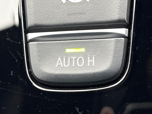 ●オートホールド:坂道発進の煩わしさの軽減に役立ちます!一般的な勾配の上り下りの坂道の途中で停止した場合は、その状態を維持して、ボタンひと押しで作動しスムーズに再発進!!