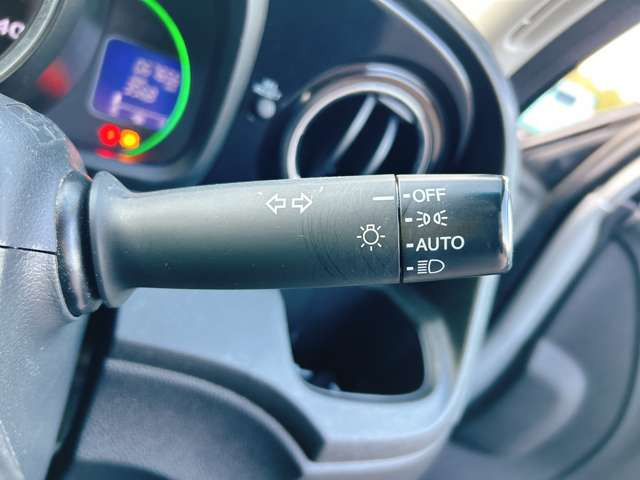 �y�I�[�g���C�g�z�ԊO�̖��邳�����m���āA�����I�Ƀw�b�h���C�g��_�����Ă���܂���g���l���𑖍s����ۂɂ��A�����I�ɓ_�����Ă���ĕ֗��ȑ�����1�ł���