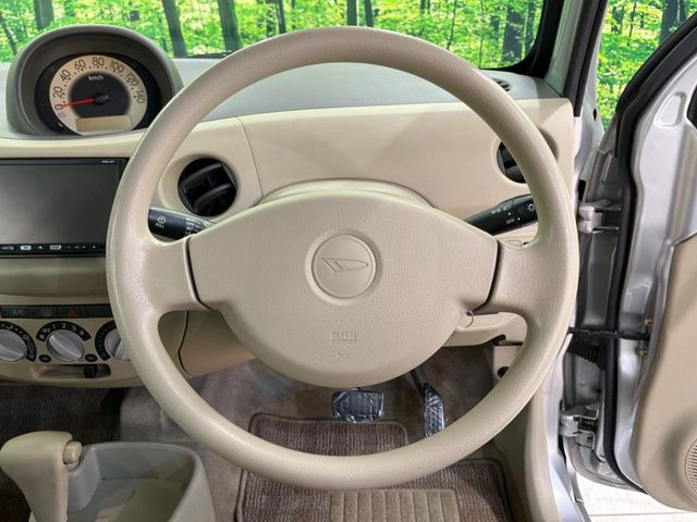 �C���e���A�ɍ��킹���f�U�C���̃X�e�A�����O�́A�^�]�������̂��Ƃ��l���A�^�]���₷���`��A�傫���ł��B�����x�A���ۂɐG���Ă��m���߂��������B