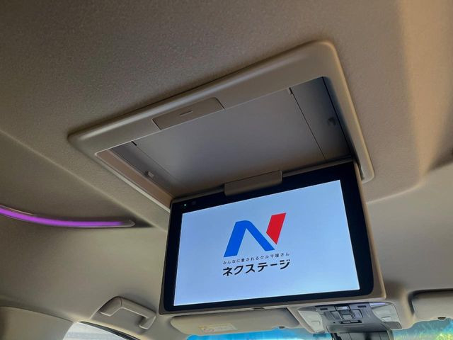 【フリップダウンモニター】大画面モニターで後席でもエンタメをお楽しみいただけます。小さなお子様にも大人気の装備です♪