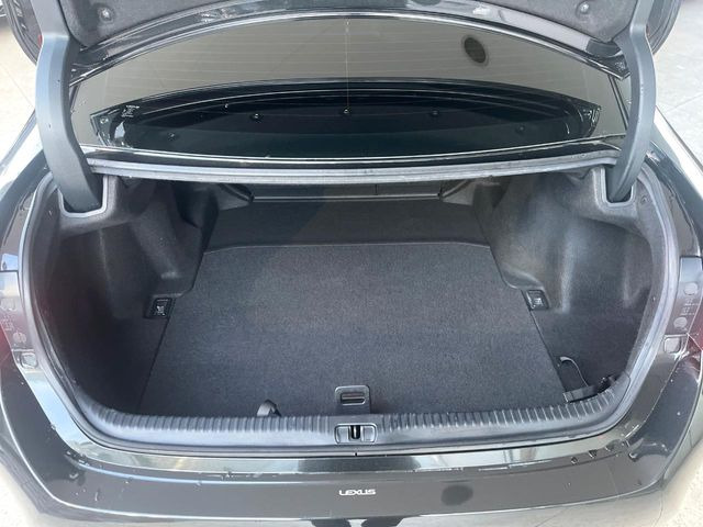 ���i�̂���������ʋ΁A���}���ɏ\���ȉ׎��X�y�[�X���m�ۂ��Ă���܂��B