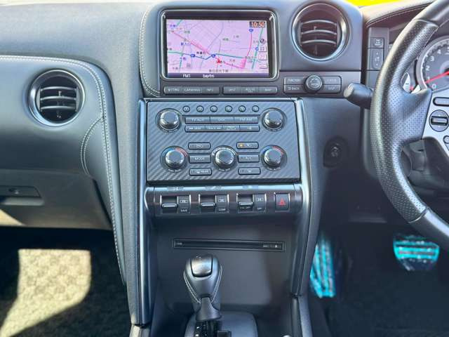 �W����ɂ͏펞GT-R35�̍݌ɂ�10��قǓW�����Ă���܂��B�O���E�����E����A�O���[�h���l�X�ɂȂ�܂��̂ŁA�C�ɂȂ���𐥔�ԋ߂ł����ɂȂ��Ă��������B