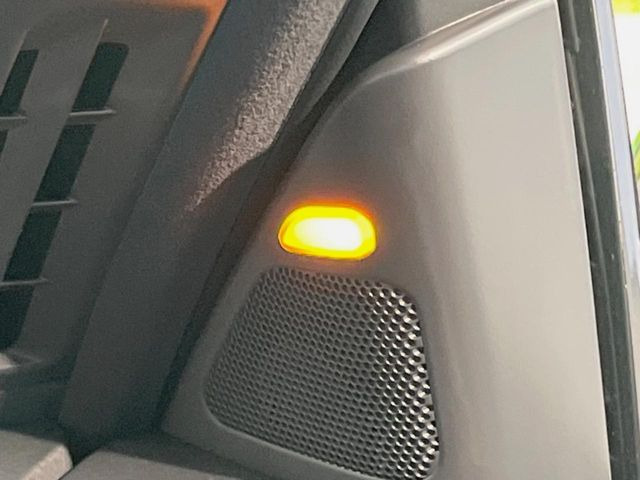 【後方車輛検知】走行中、ドアミラーの死角になりやすい箇所に後続車が接近するとサイドミラー付近に警告を表示、ドライバーに注意喚起をしてくれます。