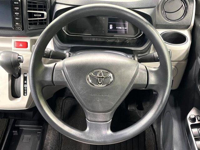 �C���e���A�ɍ��킹���f�U�C���̃X�e�A�����O�́A�^�]�������̂��Ƃ��l���A�^�]���₷���`��A�傫���ł��B�����x�A���ۂɐG���Ă��m���߂��������B