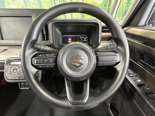 �C���e���A�ɍ��킹���f�U�C���̃X�e�A�����O�́A�^�]�������̂��Ƃ��l���A�^�]���₷���`��A�傫���ł��B