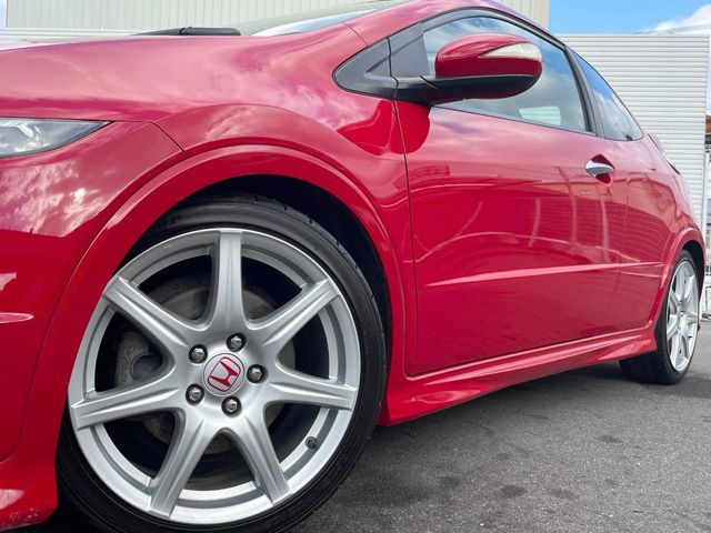 �y�O���[�h��p����18�C���`�A���~�z�C�[���z�f�U�C�����̍��������A���~�z�C�[���𑕒����Ă���܂��B�e��ЊO�A���~�z�C�[����A�X�^�b�h���X�^�C�����戵�����Ă���܂��B���񂲑��k����������