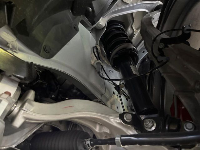 お車を安心してお乗りいただく為には、足回りの定期点検が欠かせません。サービスサポート(有償保証)では無料点検もご提供しており、安心のカーライフをお過ごしいただけるサポート体制が整っています。