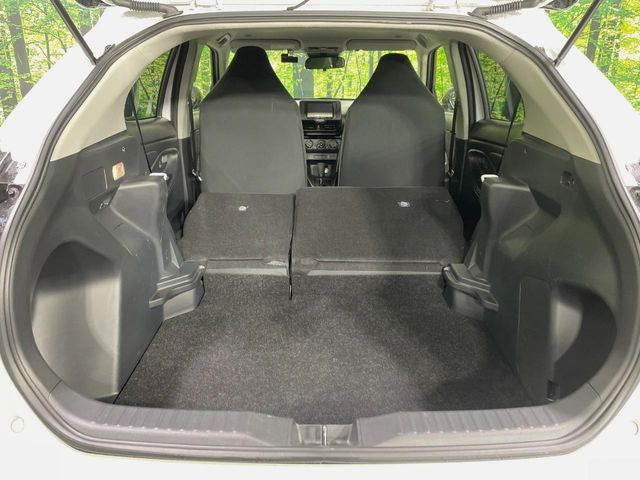 ���i�̂���������ʋ΁A���}���ɏ\���ȉ׎��X�y�[�X���m�ۂ��Ă���܂��B�Z�J���h�V�[�g��|���ƁA�傫�ȉו��̐ύڂ��\�ł���