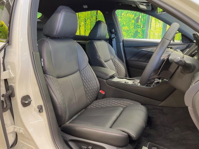 【黒革シート】上質な本革を使用し、高級感あふれる黒革シート。常に体に触れる部分だから、座り心地の良さにはこだわりたいですね♪汚れの付着や劣化を抑制する内装コーティング施工もおススメですよ♪