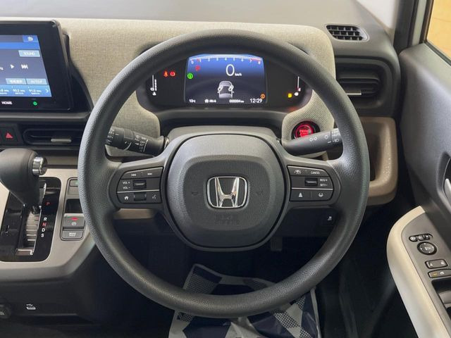 �C���e���A�ɍ��킹���f�U�C���̃X�e�A�����O�́A�^�]�������̂��Ƃ��l���A�^�]���₷���`��A�傫���ł��B�����x�A���ۂɐG���Ă��m���߂��������B