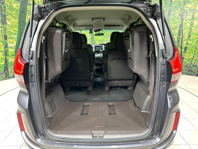 ���i�̂���������ʋ΁A���}���ɏ\���ȉ׎��X�y�[�X���m�ۂ��Ă���܂��B�Z�J���h�V�[�g��|���ƁA�傫�ȉו��̐ύڂ��\�ł���