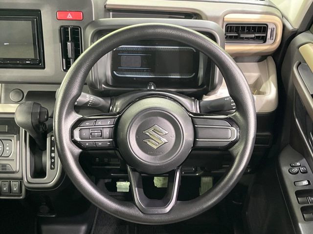 �C���e���A�ɍ��킹���f�U�C���̃X�e�A�����O�́A�^�]�������̂��Ƃ��l���A�^�]���₷���`��A�傫���ł��B�����x�A���ۂɐG���Ă��m���߂��������B