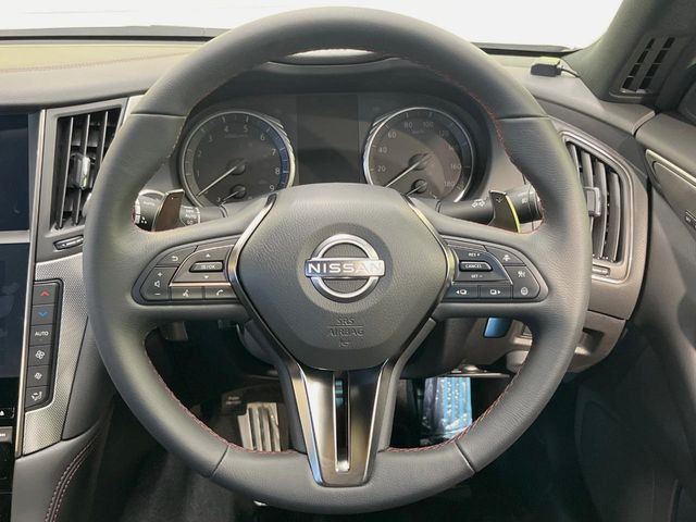 【パドルシフト】ハンドルから手を離さずに素早くシフトアップ&ダウンができるので、エンジンブレーキを使う下り坂や高速道路の合流で加速したい場面で役立ちます。