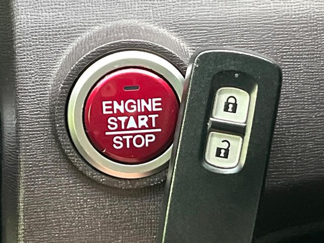 �yHonda�X�}�[�g�L�[�z�J�o����|�P�b�g�ɓ��ꂽ�܂܂ł��h�A�̎{���E�������\�ȃX�}�[�g�L�[�𑕔��B�G���W���̃I���E�I�t�����J�M�����o���K�v����������Ƃ��Ă��֗��ł���