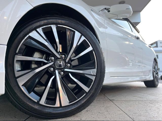 �y����18�C���`�A���~�z�C�[���z�O�ςɃ}�b�`���������A���~�z�C�[���𑕒����Ă���܂��B�e��ЊO�A���~�z�C�[����A�X�^�b�h���X�^�C�����戵�����Ă���܂��B���񂲑��k����������