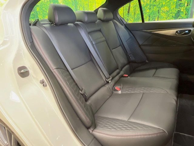 後部座席も気になるようなキズ・汚れやへたり等、大きなダメージはなく、良好な状態です。