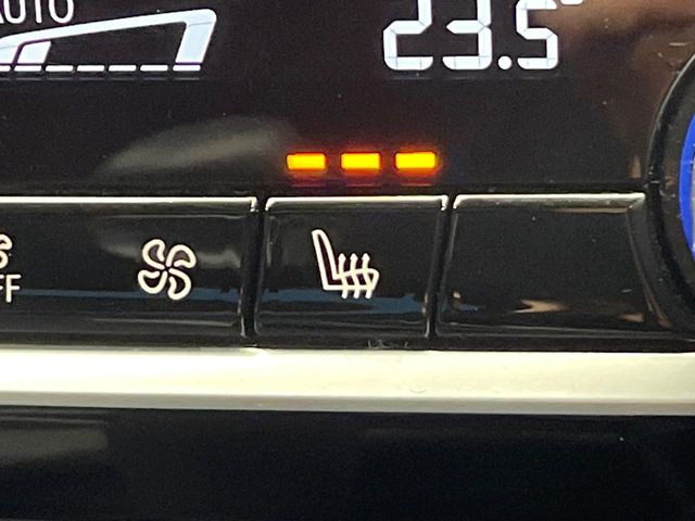 ●全席シートヒーター:高級感あふれるレザーシートに、前席・後席にシートヒーターを搭載しております。