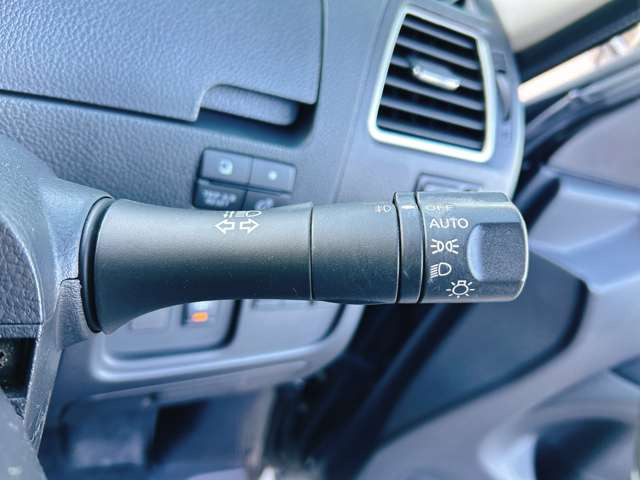 �y�I�[�g���C�g�z�ԊO�̖��邳�����m���āA�����I�Ƀw�b�h���C�g��_�����Ă���܂���g���l���𑖍s����ۂɂ��A�����I�ɓ_�����Ă���ĕ֗��ȑ�����1�ł���