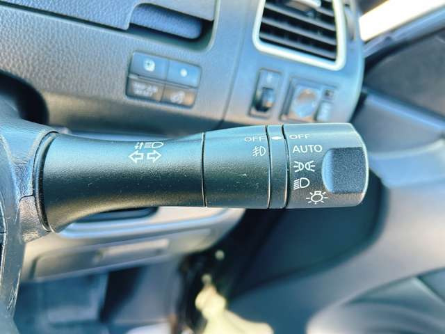 �y�I�[�g���C�g�z�ԊO�̖��邳�����m���āA�����I�Ƀw�b�h���C�g��_�����Ă���܂���g���l���𑖍s����ۂɂ��A�����I�ɓ_�����Ă���ĕ֗��ȑ�����1�ł���