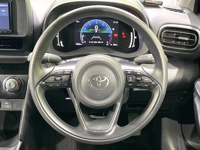 �C���e���A�ɍ��킹���f�U�C���̃X�e�A�����O�́A�^�]�������̂��Ƃ��l���A�^�]���₷���`��A�傫���ł��B�����x�A���ۂɐG���Ă��m���߂��������B