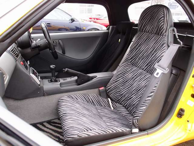 �^�]�ȃV�[�g�̓N���g���X�|�[�c�o�P�b�g�V�[�g�Ɍ����ς݁B�؂��ڗ��悤�Ȏg�p����������܂���B����]�ɉ�����BRIDE����RECARO���Ȃǂ̐l�C�V�[�g�������ȋ��z�ɂĂ���t���\�ł�