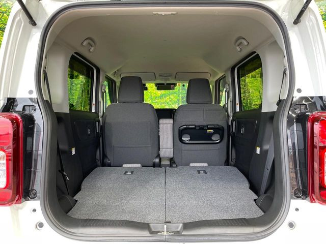 ���i�̂���������ʋ΁A���}���ɏ\���ȉ׎��X�y�[�X���m�ۂ��Ă���܂��B�Z�J���h�V�[�g��|���ƁA�傫�ȉו��̐ύڂ��\�ł���