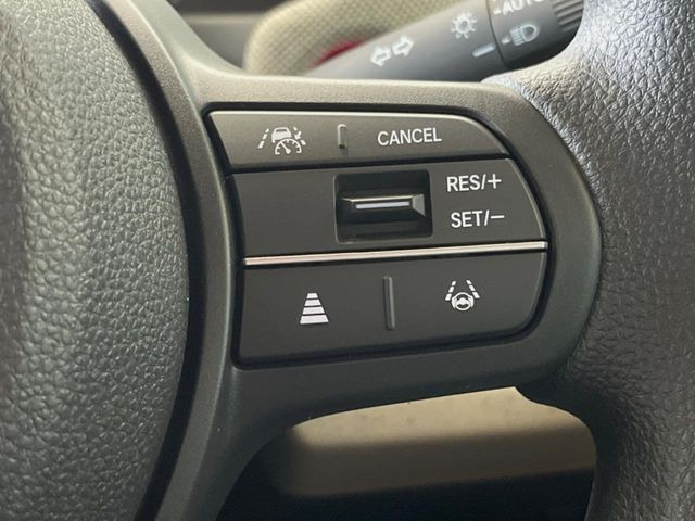 �y�z���_�Z���V���O�z���s���ɑO���̎ԗ�����F�����A�Փ˂������Ȏ��͌x��ƃu���[�L�ŏՓˉ���Ɣ�Q�y�����A�V�X�g�B�����S�Ƀh���C�u�����y���݂��������܂��B