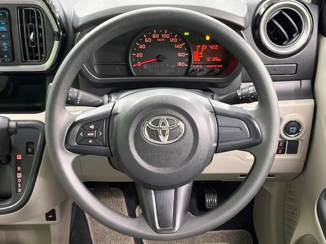 �C���e���A�ɍ��킹���f�U�C���̃X�e�A�����O�́A�^�]�������̂��Ƃ��l���A�^�]���₷���`��A�傫���ł��B�����x�A���ۂɐG���Ă��m���߂��������B