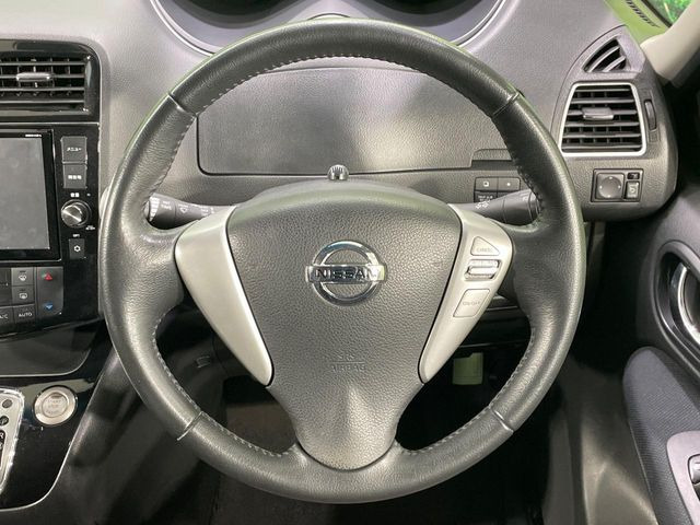 �C���e���A�ɍ��킹���f�U�C���̃X�e�A�����O�́A�^�]�������̂��Ƃ��l���A�^�]���₷���`��A�傫���ł��B�����x�A���ۂɐG���Ă��m���߂��������B