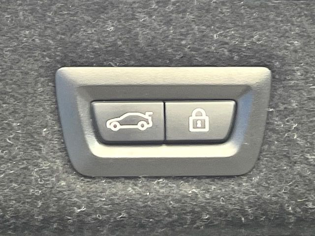 ●電動リアゲート:ワンタッチでリアゲートの開閉ができ、荷物などで両手が塞がっている状態でも簡単に開閉ができる便利機能です。