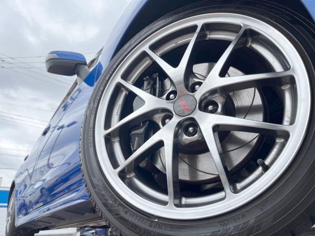 �y�O���[�h��p����BBS18�C���`�A���~�z�C�[���z�f�U�C�����̍��������A���~�z�C�[���𑕒����Ă���܂��B�e��ЊO�A���~�z�C�[����A�X�^�b�h���X�^�C�����戵�����Ă���܂��B���񂲑��k����������