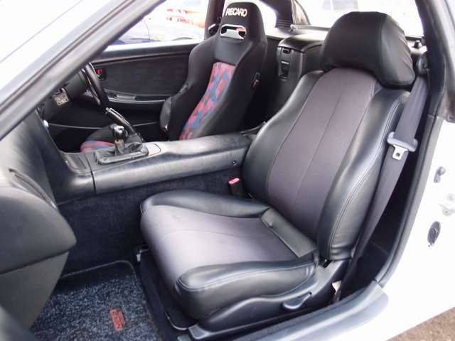 �^�]�ȃV�[�g�͐l�C��RECARO�Z�~�o�P�b�g�V�[�g�Ɍ����ς݁B����]�ɉ�����BRIDE���Ȃǂ̃X�|�[�c�V�[�g�������ȋ��z�ɂČ����\�ł��B���C�y�ɂ����k�������܂�