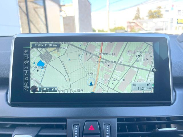 ��BMW�����i�r:��̊��̂���i�r�́A����������ԓ������o���Ă���܂��BBluetooth�Đ��ȂǃI�[�f�B�I�@�\���[�����Ă���܂��̂ŁA�^�]�����y���߂܂���