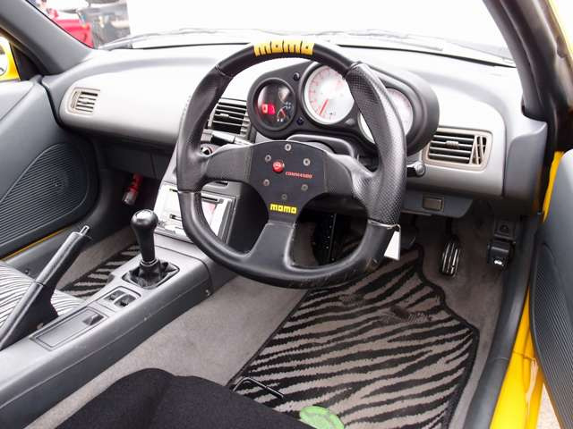 �������Y��Ƀ��[���N���[�j���O�ς݂ƂȂ�܂��B���΂��̌��ȏL����F���܂̏L����������܂���B����]�ɉ�����RECARO���Ȃǂ̃X�|�[�c�V�[�g�ɕύX���\�ł��B���C�y�ɂ����k�������܂�