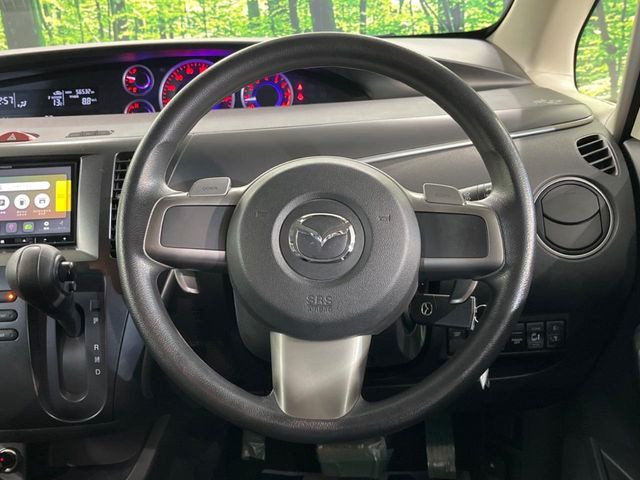 �C���e���A�ɍ��킹���f�U�C���̃X�e�A�����O�́A�^�]�������̂��Ƃ��l���A�^�]���₷���`��A�傫���ł��B�����x�A���ۂɐG���Ă��m���߂��������B