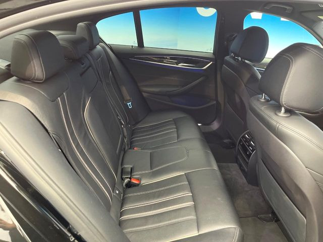 ●後部座席も気になるようなキズ・汚れやへたり等、大きなダメージはなく、良好な状態です。