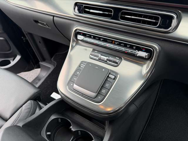 ���E�Ɨ��I�[�g�G�A�R��(�N���C���[�g�R���g���[��)�E���A�d���X���C�h�h�A�X�C�b�`�B