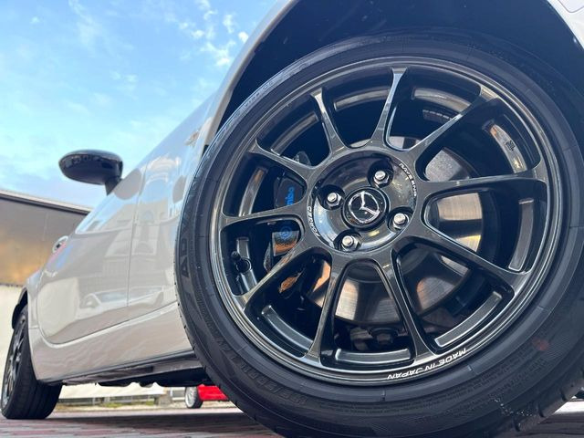 �y�O���[�h��p����16�C���`�A���~�z�C�[���z�f�U�C�����̍��������A���~�z�C�[���𑕒����Ă���܂��B�e��ЊO�A���~�z�C�[����A�X�^�b�h���X�^�C�����戵�����Ă���܂��B���񂲑��k����������