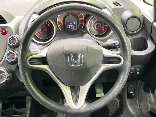 �C���e���A�ɍ��킹���f�U�C���̃X�e�A�����O�́A�^�]�������̂��Ƃ��l���A�^�]���₷���`��A�傫���ł��B�����x�A���ۂɐG���Ă��m���߂��������B