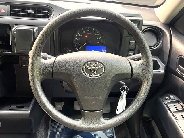 �C���e���A�ɍ��킹���f�U�C���̃X�e�A�����O�́A�^�]�������̂��Ƃ��l���A�^�]���₷���`��A�傫���ł��B�����x�A���ۂɐG���Ă��m���߂��������B