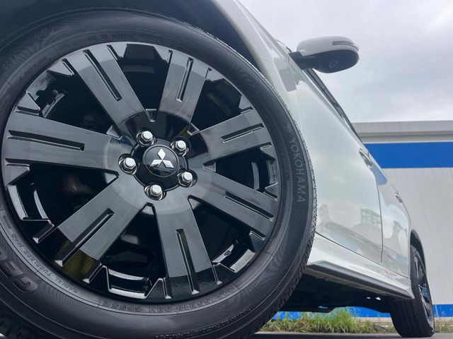 �y���������C���`�A���~�z�C�[���z�O�ςɃ}�b�`���������A���~�z�C�[���𑕒����Ă���܂��B�e��ЊO�A���~�z�C�[����A�X�^�b�h���X�^�C�����戵�����Ă���܂��B���񂲑��k����������