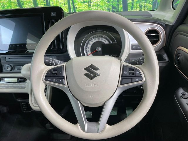 �C���e���A�ɍ��킹���f�U�C���̃X�e�A�����O�́A�^�]�������̂��Ƃ��l���A�^�]���₷���`��A�傫���ł��B�����x�A���ۂɐG���Ă��m���߂��������B