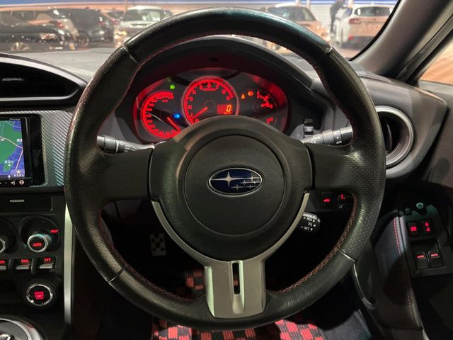 �y�����v�����X�e�A�����O�z�㎿�Ȋv���g�p���邱�ƂŁA��ɂ����������݂ƂĂ��^�]���₷���n���h���ł���