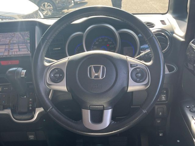 �C���e���A�ɍ��킹���f�U�C���̃X�e�A�����O�́A�^�]�������̂��Ƃ��l���A�^�]���₷���`��A�傫���ł��B�����x�A���ۂɐG���Ă��m���߂��������B