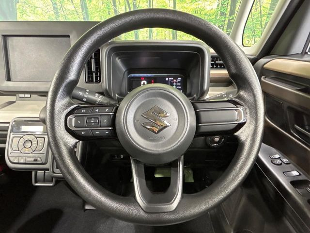 �C���e���A�ɍ��킹���f�U�C���̃X�e�A�����O�́A�^�]�������̂��Ƃ��l���A�^�]���₷���`��A�傫���ł��B�����x�A���ۂɐG���Ă��m���߂��������B