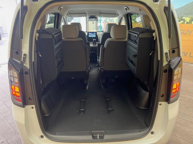 ���i�̂���������ʋ΁A���}���ɏ\���ȉ׎��X�y�[�X���m�ۂ��Ă���܂��B�Z�J���h�V�[�g��|���ƁA�傫�ȉו��̐ύڂ��\�ł���