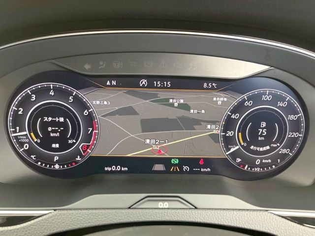 ���A�N�e�B�u�C���t�H�f�B�X�v���C:�S�̂��t���p�l���ƂȂ��Ă����i�I�ȃ��[�^�[�p�l���B�ʏ�̃X�s�[�h���[�^�[�ƃi�r�E�I�[�f�B�I�@�\�̊m�F�E������ł��A�^�]�ɏW�����₷���Ȃ��Ă���܂��B