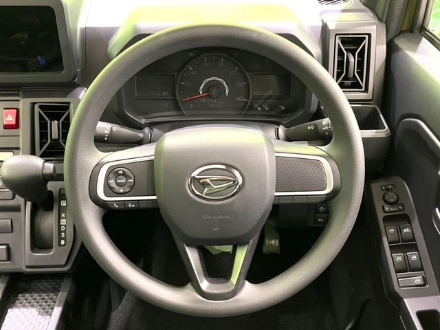 �C���e���A�ɍ��킹���f�U�C���̃X�e�A�����O�́A�^�]�������̂��Ƃ��l���A�^�]���₷���`��A�傫���ł��B�����x�A���ۂɐG���Ă��m���߂��������B