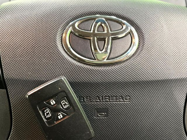 【スマートキー】カバンやポケットに入れたままでもドアの施錠・解錠が可能なスマートキーを装備。エンジンのオン・オフ時もカギを取り出す必要が無いからとっても便利です♪