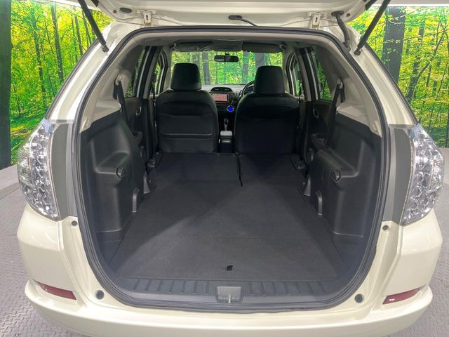 ���i�̂���������ʋ΁A���}���ɏ\���ȉ׎��X�y�[�X���m�ۂ��Ă���܂��B�Z�J���h�V�[�g��|���ƁA�傫�ȉו��̐ύڂ��\�ł���